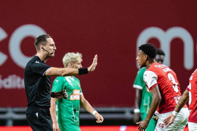 SOCCER - UEFA EL, Braga vs Rapid BRAGA,PORTUGAL,22.AUG.24 - SOCCER - UEFA Europa League, qualification, Sporting Club de Braga vs SK Rapid Wien. Image shows referee Mykola Balakin and Robson Bambu (Braga).  GEPAxpictures xKevinxHackner