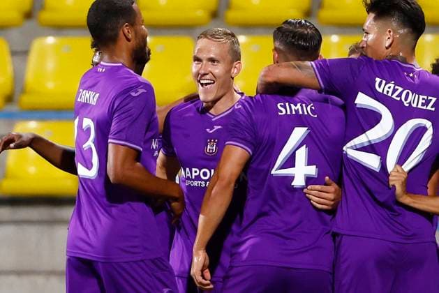 Dinamo Minsk v RSC Anderlecht - UEFA Europa League MEZOKOVESD, HUNGARY - AUGUST 22 : Augustinsson Ludwig defender of RSC Anderlecht celebrates the win pictured during the UEFA Europa League Play-offs1st leg match between Dinamo Minsk and RSC Anderlecht on August 22, 2024 in Mezokovesd, Hungary, 22 08 2024 Mezokovesd Hungary  Copyright: xJanxDexMeuleneirx