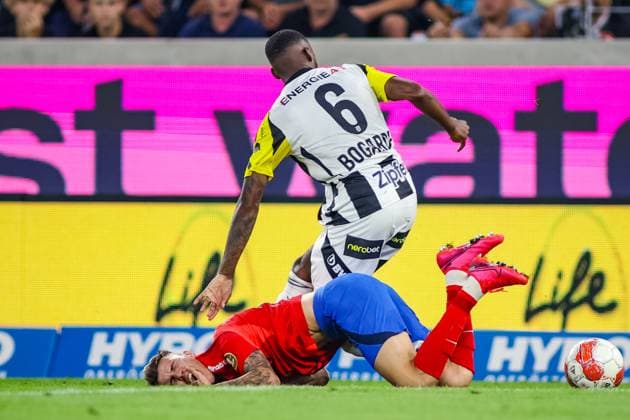 Sport Bilder des Tages SOCCER - UEFA EL, LASK vs Bukarest LINZ,AUSTRIA,22.AUG.24 - SOCCER - UEFA Europa League, qualification, Linzer ASK vs FCSB Bukarest. Image shows David Miculescu (Bukarest) and Melayro Bogarde (LASK).  GEPAxpictures xManuelxBinder