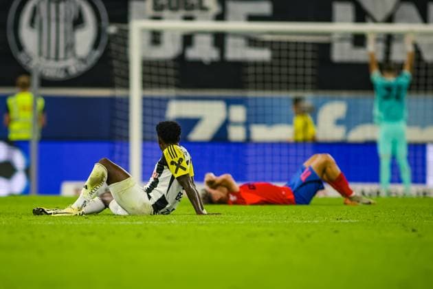 SOCCER - UEFA EL, LASK vs Bukarest LINZ,AUSTRIA,22.AUG.24 - SOCCER - UEFA Europa League, qualification, Linzer ASK vs FCSB Bukarest. Image shows George Bello (LASK) and David Miculescu (Bukarest).  GEPAxpictures xManuelxBinder