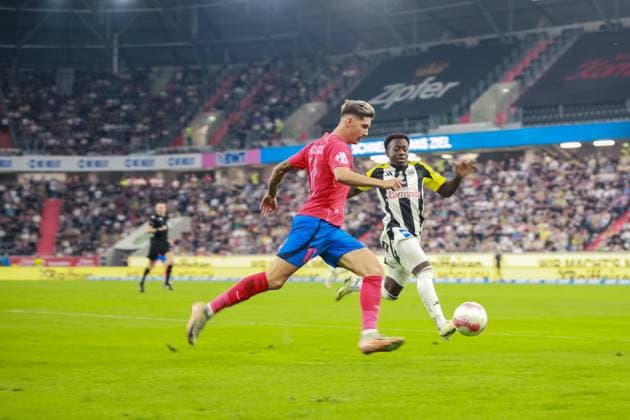 SOCCER - UEFA EL, LASK vs Bukarest LINZ,AUSTRIA,22.AUG.24 - SOCCER - UEFA Europa League, qualification, Linzer ASK vs FCSB Bukarest. Image shows David Miculescu (Bukarest) and George Bello (LASK).  GEPAxpictures xManuelxBinder