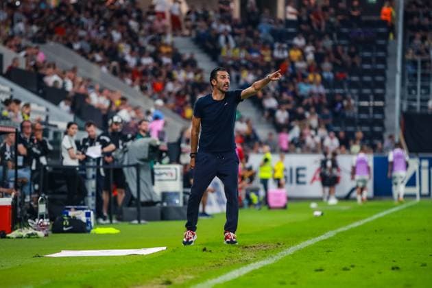 SOCCER - UEFA EL, LASK vs Bukarest LINZ,AUSTRIA,22.AUG.24 - SOCCER - UEFA Europa League, qualification, Linzer ASK vs FCSB Bukarest. Image shows head coach Ilias Charalampous (Bukarest).  GEPAxpictures xManuelxBinder