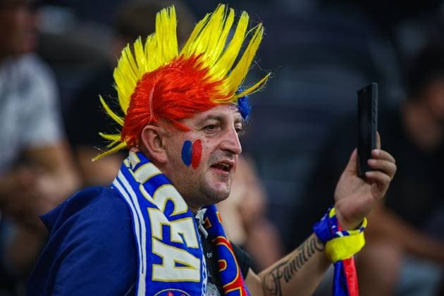 SOCCER - UEFA EL, LASK vs Bukarest LINZ,AUSTRIA,22.AUG.24 - SOCCER - UEFA Europa League, qualification, Linzer ASK vs FCSB Bukarest. Image shows a feature with a fan of Bukarest.  GEPAxpictures xManuelxBinder