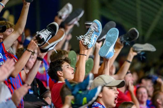Sport Bilder des Tages Viktoria Plzen v Heart of Midlothian Europa League 22 08 2024. Play Off Leg 1 of 2 Plzen fans wave their shoes above their heads during the UEFA Europa League play off first leg match between Viktoria Plzen and Heart of Midlothian at Doosan Arena, Plzen, Czech Republic on 22 August 2024. Plzen Doosan Arena Czech Republic Editorial use only , Copyright: xMalcolmxMackenzie HeartsxFCx PSI-20238-0082