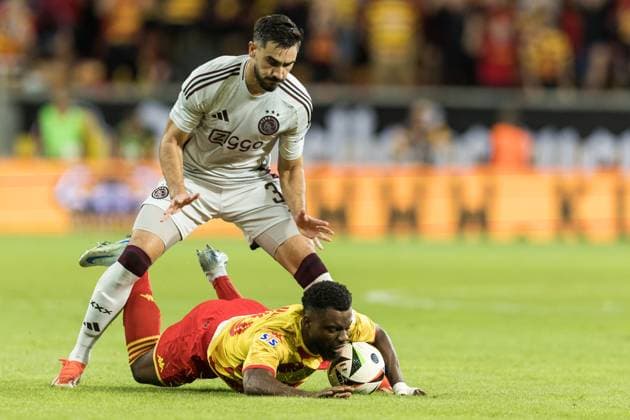 22.08.2024, Bialystok, pilka nozna, Liga Europy play-offs, Jagiellonia Bialystok - Ajax Amsterdam, N z Josip Sutalo (Ajax), Aurelien Nguiamba (Jagiellonia), fot. Tomasz Jastrzebowski Foto Olimpik 22.08.2024, Warsaw, football, UEFA Europa League play-offs, Jagiellonia Bialystok - Ajax Amsterdam In the picture: Josip Sutalo (Ajax), Aurelien Nguiamba (Jagiellonia), fot. Tomasz Jastrzebowski Foto Olimpik NEWSPIX.PL --- Newspix.pl  20240822TOJA1128