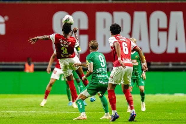 SOCCER - UEFA EL, Braga vs Rapid BRAGA,PORTUGAL,22.AUG.24 - SOCCER - UEFA Europa League, qualification, Sporting Club de Braga vs SK Rapid Wien. Image shows Robson Bambu (Braga), Guido Burgstaller (Rapid) and Vitor Carvalho (Braga).  GEPAxpictures xKevinxHackner