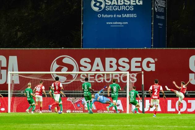 SOCCER - UEFA EL, Braga vs Rapid BRAGA,PORTUGAL,22.AUG.24 - SOCCER - UEFA Europa League, qualification, Sporting Club de Braga vs SK Rapid Wien. Image shows Niklas Hedl (Rapid) conceding a goal from Rodrigo Zalazar (Braga).  GEPAxpictures xKevinxHackner
