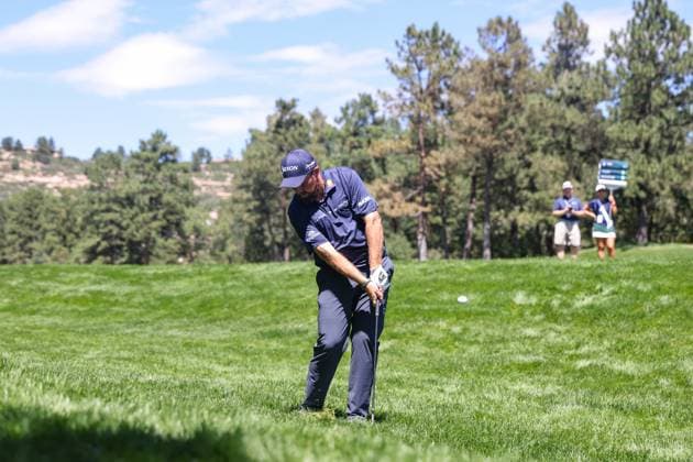 CASTLE ROCK, CO - AUGUST 22: Shane Lowry pitches out from the rough on 10 during the first round of the BMW Championship on August 22, 2024 at Castle Pines Golf Club in Castle Rock, CO. (Photo by Scott Winters Icon Sportswire) GOLF: AUG 22 PGA, Golf Herren FedExCup Playoffs - BMW Championship EDITORIAL USE ONLY Icon2408220494