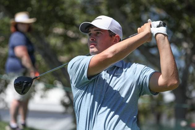 CASTLE ROCK, CO - AUGUST 22: Davis Thompson watches his tee shot on 10 during the first round of the BMW Championship on August 22, 2024 at Castle Pines Golf Club in Castle Rock, CO. (Photo by Scott Winters Icon Sportswire) GOLF: AUG 22 PGA, Golf Herren FedExCup Playoffs - BMW Championship EDITORIAL USE ONLY Icon2408220776