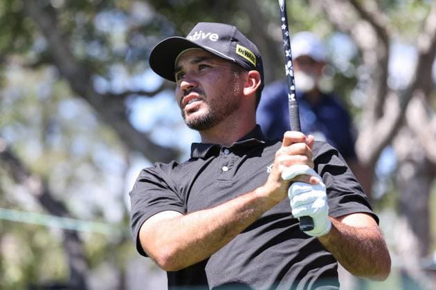 CASTLE ROCK, CO - AUGUST 22: Jason Day watches his tee shot on 10 during the first round of the BMW Championship on August 22, 2024 at Castle Pines Golf Club in Castle Rock, CO. (Photo by Scott Winters Icon Sportswire) GOLF: AUG 22 PGA, Golf Herren FedExCup Playoffs - BMW Championship EDITORIAL USE ONLY Icon2408220792