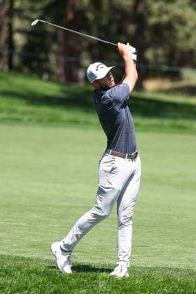 CASTLE ROCK, CO - AUGUST 22: Russell Henley watches his second shot on 10 during the first round of the BMW Championship on August 22, 2024 at Castle Pines Golf Club in Castle Rock, CO. (Photo by Scott Winters Icon Sportswire) GOLF: AUG 22 PGA, Golf Herren FedExCup Playoffs - BMW Championship EDITORIAL USE ONLY Icon2408220855