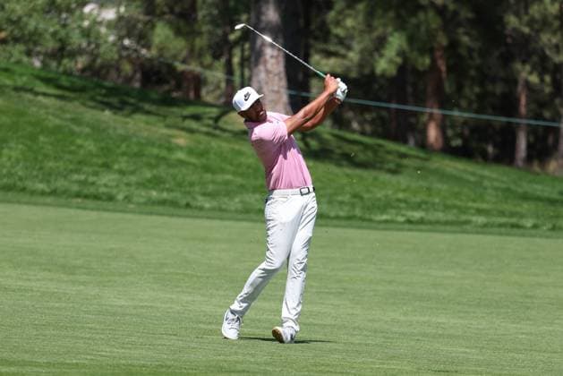 CASTLE ROCK, CO - AUGUST 22: Tony Finau follows through on his second shot on 10 during the first round of the BMW Championship on August 22, 2024 at Castle Pines Golf Club in Castle Rock, CO. (Photo by Scott Winters Icon Sportswire) GOLF: AUG 22 PGA, Golf Herren FedExCup Playoffs - BMW Championship EDITORIAL USE ONLY Icon2408220952