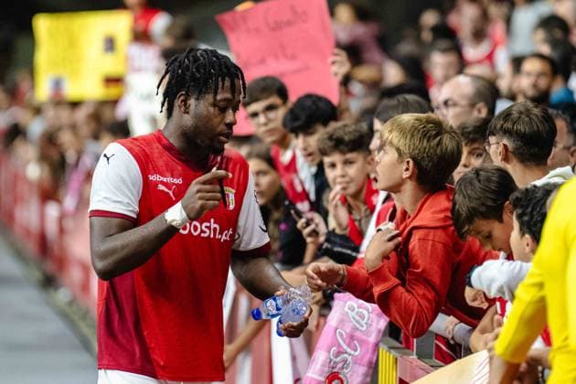 SOCCER - UEFA EL, Braga vs Rapid BRAGA,PORTUGAL,22.AUG.24 - SOCCER - UEFA Europa League, qualification, Sporting Club de Braga vs SK Rapid Wien. Image shows Bright Arrey-Mbi (Braga) with fans.  GEPAxpictures xKevinxHackner
