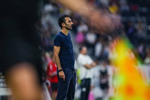 SOCCER - UEFA EL, LASK vs Bukarest LINZ,AUSTRIA,22.AUG.24 - SOCCER - UEFA Europa League, qualification, Linzer ASK vs FCSB Bukarest. Image shows head coach Ilias Charalampous (Bukarest).  GEPAxpictures xManuelxBinder