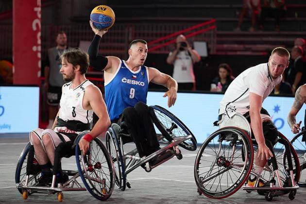 Sport Themen der Woche KW34 Sport Bilder des Tages - Wien 22.08.2024 - Basketball FIBA 3x3 Europameisterschaft - Erstmals wird auch im Rollstuhl-Basketball im 3x3-Format um EM-Medaillen gekämpft. Match: Österreich (AUT) - Tschechien (CZE). PHOTO: spektakuläre Einlage mit Korbwurf durch Nevecny (M CZE) gegen Alexander Suppan (L AUT) und Hubert Hager (R AUT). Vienna (AUSTRIA) - Basketball FIBA 3X3 Europe Cup - For the first time, there will also be competition for European Championship, EM, Europameisterschaft medals in wheelchair basketball in the 3x3 format. Match: Austria (AUT) - Czech Republic (CZE). Basketball FIBA 3X3 Europe Cup Vienna *** Vienna 22 08 2024 Basketball FIBA 3x3 European Championship For the first time, there will also be competition for European Championship medals in wheelchair basketball in the 3x3 format Match Austria AUT Czech Republic CZE PHOTO spectacular basket shot by Nevecny M CZE against Alexander Suppan L AUT and Hubert Hager R AUT Vienna AUSTRIA Basketball FIBA 3X3 Europe Cup For the first time, there will also be competition for European Championship medals in wheelchair basketball in the 3x3 format Match Austria AUT Czech Republic CZE Basketball FIBA 3X3 Europe Cup Vienna 