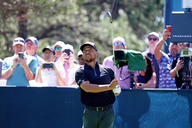 CASTLE ROCK, CO - AUGUST 22: PGA, Golf Herren golfer Xander Schauffele plays his tee shot on the 16th hole during the first round of the PGA FedExCup BMW Championship on August 22nd, 2024, at Castle Pines Golf Club in Castle Rock, Colorado. (Photo by Brian Spurlock Icon Sportswire) GOLF: AUG 22 PGA FedExCup Playoffs - BMW Championship EDITORIAL USE ONLY Icon24082213