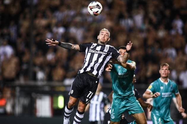 Sport Bilder des Tages August 22, 2024, Thessaloniki, Greece: PAOK s Brandon Thomas jumps for a header during a Europa League Playoffs match between PAOK FC and Shamrock Rovers. PAOK won the game 4-0. Thessaloniki Greece - ZUMAp191 0756421195st Copyright: xGiannisxPapanikosx