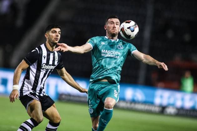 August 22, 2024, Thessaloniki, Greece: Shamrock s Aaron Greene (Right) and PAOK s Konstantinos Koulierakis (Left) in action during a Europa League Playoffs match between PAOK FC and Shamrock Rovers. PAOK won the game 4-0. Thessaloniki Greece - ZUMAp191 0756421204st Copyright: xGiannisxPapanikosx
