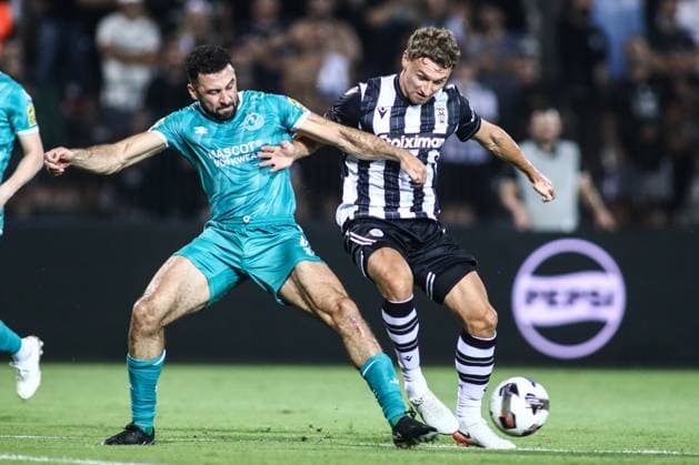 August 22, 2024, Thessaloniki, Greece: PAOK s Fedor Chalov (Right) and Shamrock s Roberto Lopes (Left) fight for the ball during a Europa League Playoffs match between PAOK FC and Shamrock Rovers. PAOK won the game 4-0. Thessaloniki Greece - ZUMAp191 0756422345st Copyright: xGiannisxPapanikosx