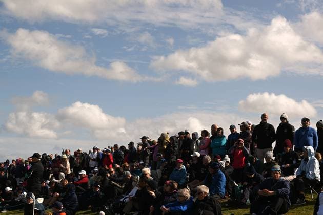 Crowds look on the 11th Tee during what was a very slow round AIG Women s Open, Day Three, Golf, St. Andrews, Scotland, UK - 22 Aug 2024  Copyright: xGreigxCowie Shutterstockx 14653227gj