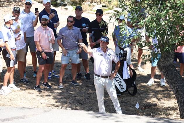 CASTLE ROCK, CO - AUGUST 22: PGA, Golf Herren golfer J.T. Poston looks where to play his second shot near a tree on the 17th hole during the first round of the PGA FedExCup BMW Championship on August 22nd, 2024, at Castle Pines Golf Club in Castle Rock, Colorado. (Photo by Brian Spurlock Icon Sportswire) GOLF: AUG 22 PGA FedExCup Playoffs - BMW Championship EDITORIAL USE ONLY Icon24082265