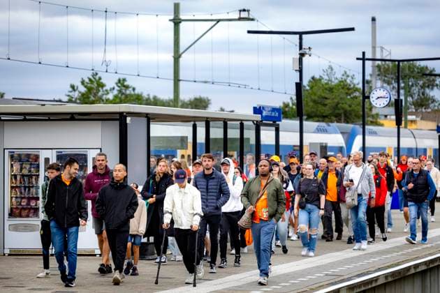 ZANDVOORT - The first racing fans arrive in Zandvoort ahead of the Dutch F1 Grand Prix. ANP RAMON VAN FLYMEN xVIxANPxSportx xxANPxIVx 506539447 originalFilename: 506539447.jpg