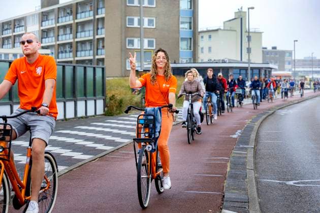 ZANDVOORT - Cyclists brave the weather on their way to the Zandvoort circuit ahead of the Dutch F1 Grand Prix. ANP RAMON VAN FLYMEN xVIxANPxSportx xxANPxIVx 506546176 originalFilename: 506546176.jpg