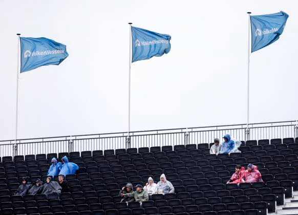 ZANDVOORT - Fans in the stands before the first free practice in the run-up to the F1 Grand Prix of the Netherlands at the Circuit of Zandvoort. ANP REMKO DE WAAL xVIxANPxSportx xxANPxIVx 506546525 originalFilename: 506546525.jpg
