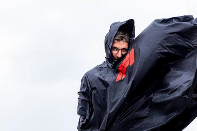 Sport Bilder des Tages ZANDVOORT - Race fans brave the weather and walk towards the Zandvoort circuit before the F1 Grand Prix of the Netherlands. ANP RAMON VAN FLYMEN xVIxANPxSportx xxANPxIVx 506548488 originalFilename: 506548488.jpg