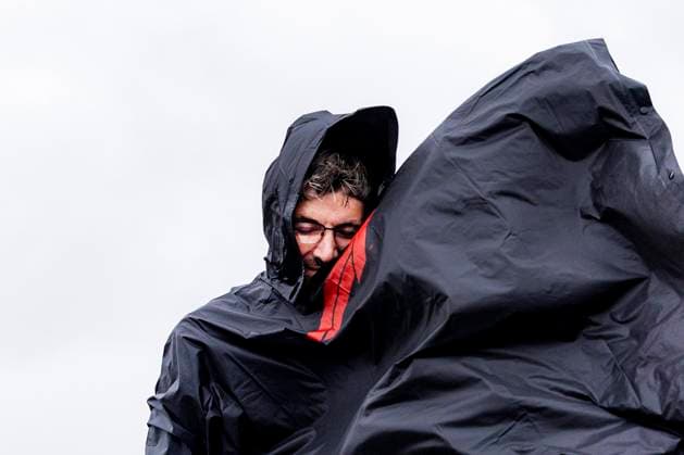 ZANDVOORT - Race fans brave the weather and walk towards the Zandvoort circuit before the F1 Grand Prix of the Netherlands. ANP RAMON VAN FLYMEN xVIxANPxSportx xxANPxIVx 506548490 originalFilename: 506548490.jpg