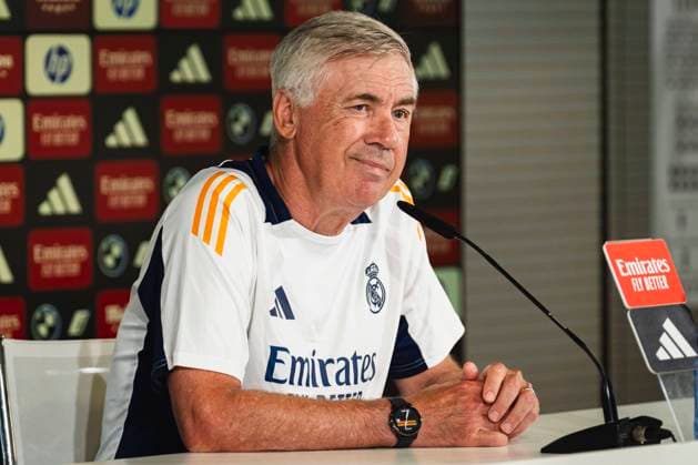 Sport Themen der Woche KW34 Sport Bilder des Tages La Liga EA Sports 2024 2025: Real Madrid Training Session Carlo Ancelotti, head coach of Real Madrid, seen speaking during Real Madrid press conference, PK, Pressekonferenz ahead of their La Liga EA Sports football match against Real Valladolid CF at Ciudad Real Madrid on August 23, 2024 in Valdebebas, Spain. Valdebebas Ciudad Real Madrid Madrid Spain Copyright: xAlbertoxGardinx AGardin_20240823_Football_Liga_Real_Madrid_Training_127