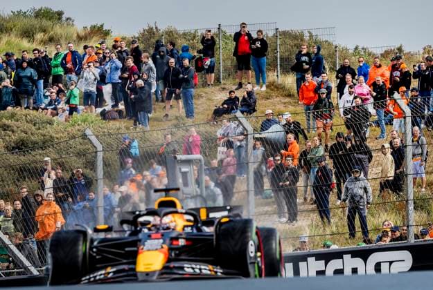 ZANDVOORT - Fans watch Max Verstappen (Red Bull Racing) on the track during the 1st free practice in the run-up to the F1 Grand Prix of the Netherlands at the Circuit of Zandvoort. ANP REMKO DE WAAL xVIxANPxSportx xxANPxIVx 506553459 originalFilename: 506553459.jpg