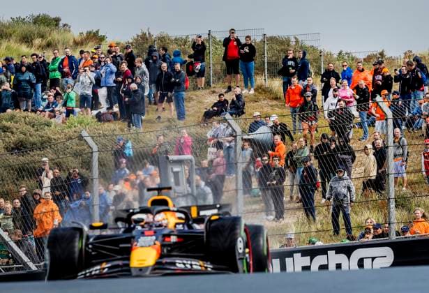 ZANDVOORT - Fans watch Max Verstappen (Red Bull Racing) on the track during the 1st free practice in the run-up to the F1 Grand Prix of the Netherlands at the Circuit of Zandvoort. ANP REMKO DE WAAL xVIxANPxSportx xxANPxIVx 506553462 originalFilename: 506553462.jpg