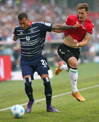 23 08 2024, Soccer 2 Bundesliga 2024 2025, Matchday 3, Hannover 96 Hamburger SV, in der Heinz von Heiden Arena Hannover L R Robert Glatzel Hamburg vs Phil Yannik Neumann Hannover DFL and DFB regulations prohibit any use of photographs as image sequences and or quasi video