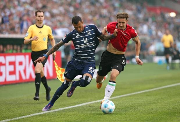 23 08 2024, Soccer 2 Bundesliga 2024 2025, Matchday 3, Hannover 96 Hamburger SV, in der Heinz von Heiden Arena Hannover L R Robert Glatzel Hamburg vs Phil Yannik Neumann Hannover DFL and DFB regulations prohibit any use of photographs as image sequences and or quasi video
