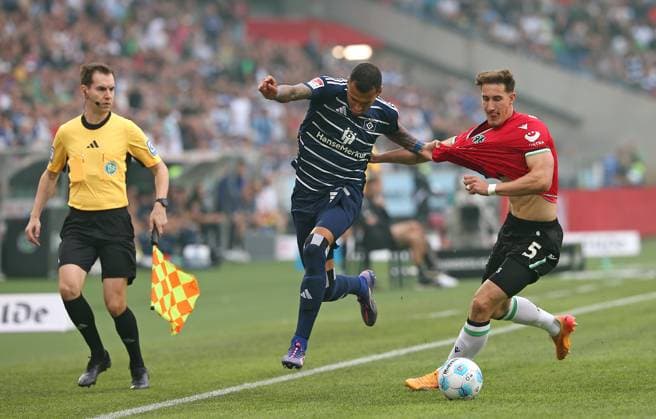 23 08 2024, Soccer 2 Bundesliga 2024 2025, Matchday 3, Hannover 96 Hamburger SV, in der Heinz von Heiden Arena Hannover L R Robert Glatzel Hamburg vs Phil Yannik Neumann Hannover DFL and DFB regulations prohibit any use of photographs as image sequences and or quasi video