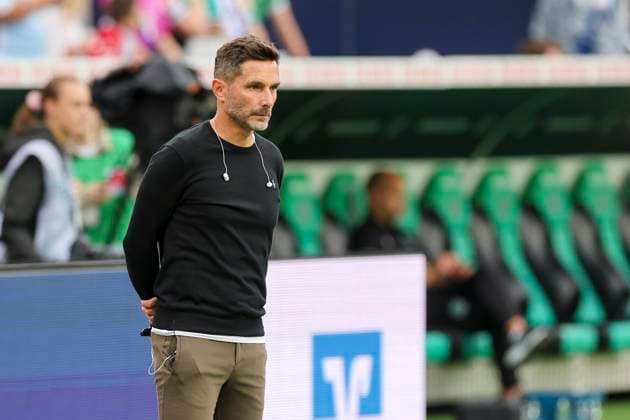 Coach Stefan Leitl Hannover 96 looks on, 2 Bundesliga, Hannover 96 vs Hamburger SV, Heinz von Heiden Arena on August 23, 2024 in Hanover, Germany Photo by Marco Steinbrenner DeFodi Images Coach Stefan Leitl Hannover 96 looks on, 2 Bundesliga, Hannover 96 vs Hamburger SV, Heinz von Heiden Arena, August 23, 2024 in Hanover, Germany Photo by Marco Steinbrenner DeFodi Images DFB DFL REGULATIONS PROHIBIT ANY USE OF PHOTOGRAPHS AS IMAGE SEQUENCES AND OR QUASI VIDEO Defodi 700 han hsv 20240823 012 Defodi-700 DFB DFL REGULATIONS PROHIBIT ANY USE OF PHOTOGRAPHS AS IMAGE SEQUENCES AND OR QUASI-VIDEO.