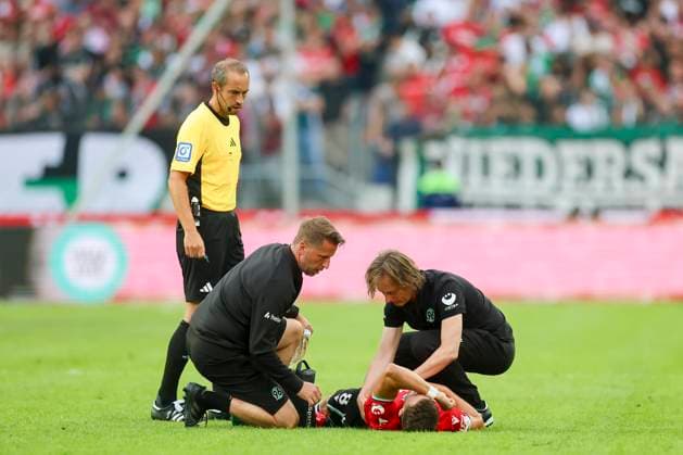 Enzo Leopold Hannover 96 is treated for injuries on the pitch, 2 Bundesliga, Hannover 96 vs Hamburger SV, Heinz von Heiden Arena, August 23, 2024 in Hanover, Germany Photo by Marco Steinbrenner DeFodi Images Enzo Leopold Hannover 96 is treated for injuries on the pitch, 2 Bundesliga, Hannover 96 vs Hamburger SV, Heinz von Heiden Arena, August 23, 2024 in Hanover, Germany Photo by Marco Steinbrenner DeFodi Images DFB DFL REGULATIONS PROHIBIT ANY USE OF PHOTOGRAPHS AS IMAGE SEQUENCES AND OR QUASI VIDEO Defodi 700 han hsv 20240823 018 Defodi-700 DFB DFL REGULATIONS PROHIBIT ANY USE OF PHOTOGRAPHS AS IMAGE SEQUENCES AND OR QUASI-VIDEO.