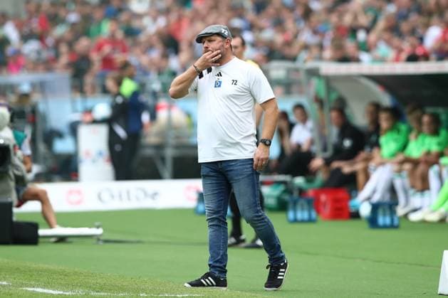23 08 2024, xtgx, Fußball 2 Bundesliga, Hannover 96 Hamburger SV emspor, v l Steffen Baumgart HSV, Trainer gibt Anweisungen, gestikuliert mit den Armen, gesticulate, gives instructions DFL DFB REGULATIONS PROHIBIT ANY USE OF PHOTOGRAPHS as IMAGE SEQUENCES and or QUASI VIDEO Hannover