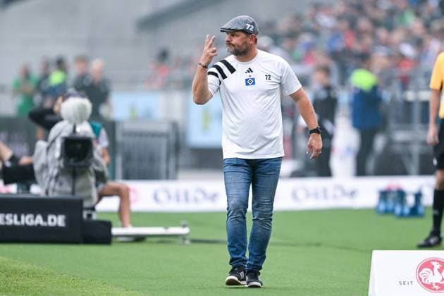 2 Bundesliga Hannover 06 Hamburger SV on 23 08 2024 at the HDI Arena in Hannover Coach Steffen Baumgart Hamburg gives loud instructions MT