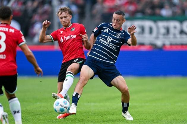 2 Bundesliga Hannover 06 Hamburger SV on 23 08 2024 at the HDI Arena in Hannover Jannik Dehm Hannover 96 in a duel against Silvan Hefti Hamburg MT