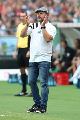 23 08 2024, xtgx, Fußball 2 Bundesliga, Hannover 96 Hamburger SV emspor, v l Steffen Baumgart HSV, Trainer gibt Anweisungen, gestikuliert mit den Armen, gesticulate, gives instructions DFL DFB REGULATIONS PROHIBIT ANY USE OF PHOTOGRAPHS as IMAGE SEQUENCES and or QUASI VIDEO Hannover