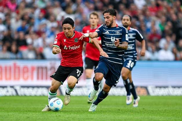 2 Bundesliga Hannover 06 Hamburger SV on 23 08 2024 at the HDI Arena in Hannover Hyunju Lee Hannover 96 in a duel against Ludovit Reis Hamburg MT