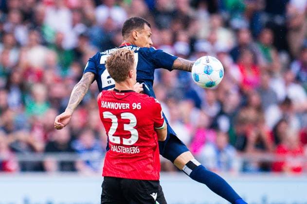 23 08 2024 Soccer, 2024 2025, 2 Bundesliga, 3 Matchday, Hannover 96 Hamburger SV L R Marcel Halstenberg Hannover , Davie Selke Hamburg DFL REGULATIONS PROHIBIT ANY USE OF PHOTOGRAPHS AS IMAGE SEQUENCES AND OR QUASI VIDEO