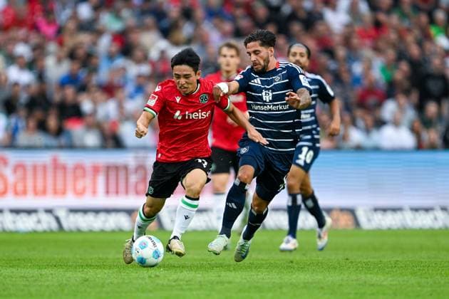 2 Bundesliga Hannover 06 Hamburger SV on 23 08 2024 at the HDI Arena in Hannover Hyunju Lee Hannover 96 in a duel against Ludovit Reis Hamburg MT