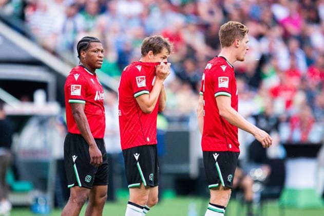 23 08 2024 Soccer, 2024 2025, 2 Bundesliga, 3 Matchday, Hannover 96 Hamburger SV L R Jessic Ngankam Hannover , Max Christiansen Hannover , Marcel Halstenberg Hannover DFL REGULATIONS PROHIBIT ANY USE OF PHOTOGRAPHS AS IMAGE SEQUENCES AND OR QUASI VIDEO