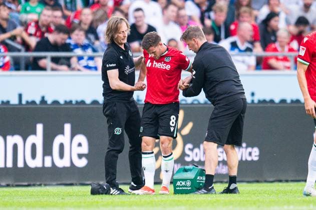 23 08 2024 Football, 2024 2025, 2 Bundesliga, Matchday 3, Hannover 96 Hamburger SV M Enzo Leopold Hannover injured, Injury DFL REGULATIONS PROHIBIT ANY USE OF PHOTOGRAPHS AS IMAGE SEQUENCES AND OR QUASI VIDEO