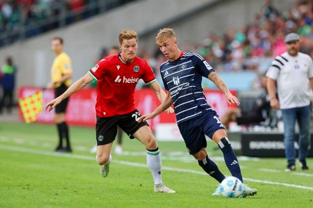 Marcel Halstenberg Hannover 96 and Adam Karabec Hamburger SV battle for the ball, 2 Bundesliga, Hannover 96 vs Hamburger SV, Heinz von Heiden Arena, August 23, 2024 in Hanover, Germany Photo by Marco Steinbrenner DeFodi Images Marcel Halstenberg Hannover 96 and Adam Karabec Hamburger SV battle for the ball, 2 Bundesliga, Hannover 96 vs Hamburger SV, Heinz von Heiden Arena, August 23, 2024 in Hanover, Germany Photo by Marco Steinbrenner DeFodi Images DFB DFL REGULATIONS PROHIBIT ANY USE OF PHOTOGRAPHS AS IMAGE SEQUENCES AND OR QUASI VIDEO Defodi 700 han hsv 20240823 025 Defodi-700 DFB DFL REGULATIONS PROHIBIT ANY USE OF PHOTOGRAPHS AS IMAGE SEQUENCES AND OR QUASI-VIDEO.