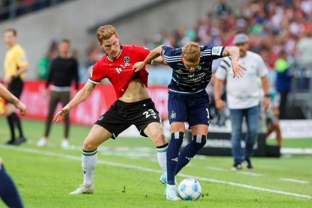 Marcel Halstenberg Hannover 96 and Adam Karabec Hamburger SV battle for the ball, 2 Bundesliga, Hannover 96 vs Hamburger SV, Heinz von Heiden Arena, August 23, 2024 in Hanover, Germany Photo by Marco Steinbrenner DeFodi Images Marcel Halstenberg Hannover 96 and Adam Karabec Hamburger SV battle for the ball, 2 Bundesliga, Hannover 96 vs Hamburger SV, Heinz von Heiden Arena, August 23, 2024 in Hanover, Germany Photo by Marco Steinbrenner DeFodi Images DFB DFL REGULATIONS PROHIBIT ANY USE OF PHOTOGRAPHS AS IMAGE SEQUENCES AND OR QUASI VIDEO Defodi 700 han hsv 20240823 027 Defodi-700 DFB DFL REGULATIONS PROHIBIT ANY USE OF PHOTOGRAPHS AS IMAGE SEQUENCES AND OR QUASI-VIDEO.