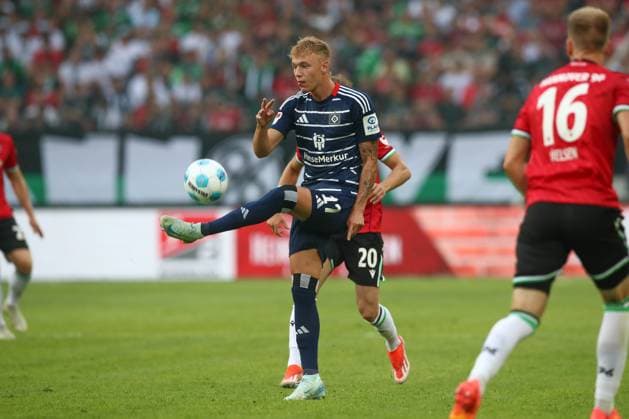 23 08 2024, xtgx, Fußball 2 Bundesliga, Hannover 96 Hamburger SV emspor, v l Adam Karabec HSV, 17 am Ball, plays the ball DFL DFB REGULATIONS PROHIBIT ANY USE OF PHOTOGRAPHS as IMAGE SEQUENCES and or QUASI VIDEO Hannover